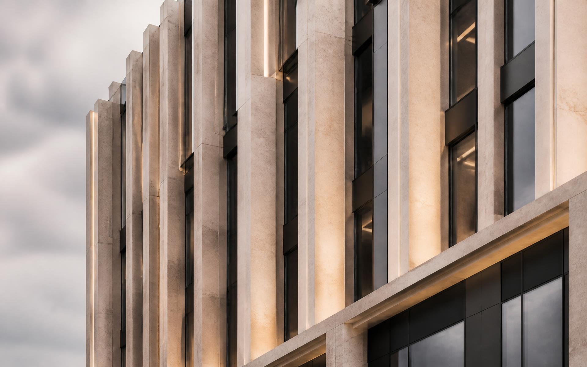 Detaliu arhitectural al unei fațade premium din piatră și sticlă
